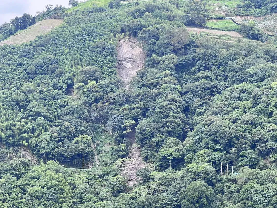 投89線28K+300馬烈霸下方23日發生落石。（圖／簡先生提供）