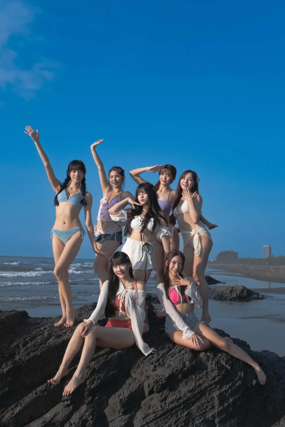 俐蓁（中）與闕闕（左起順時鐘）、黑黑、蔓妮、沛沛、文彣、昆娜QUEENA一起拍MV。（圖／XG娛樂提供）