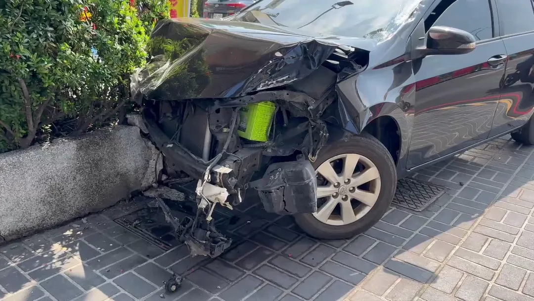 肇事駕駛王男不僅沒有駕照，還闖紅燈，車輛高速撞向人行道水泥花台。（圖／翻攝畫面）