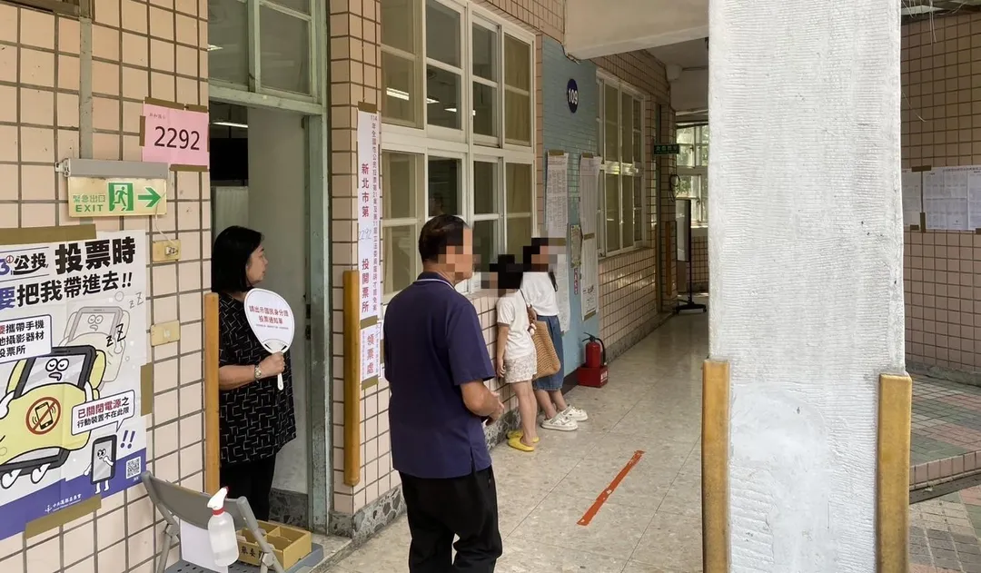 新北市新店一名婦人在投開票所損毀選票。（圖／翻攝畫面）