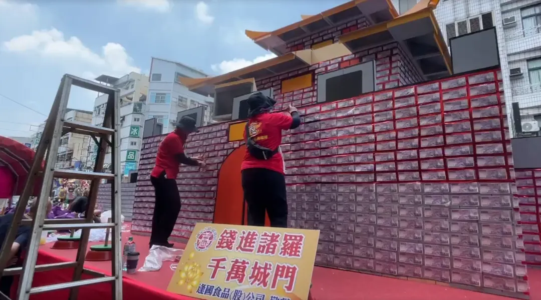 嘉義城隍廟總幹事葛永樂表示，這座價值1500萬元的供桌是由一名在北部打拚有成的食品公司王姓老闆所贊助。（圖/中天新聞）