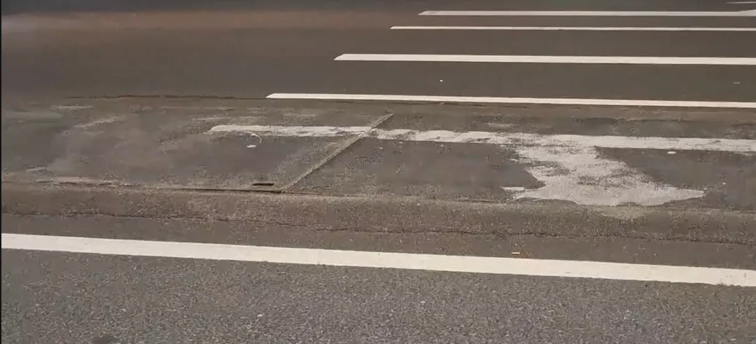為了方便閱兵過程中坦克行駛，北京的路面特意使用鋼板加固。（圖/中天新聞）