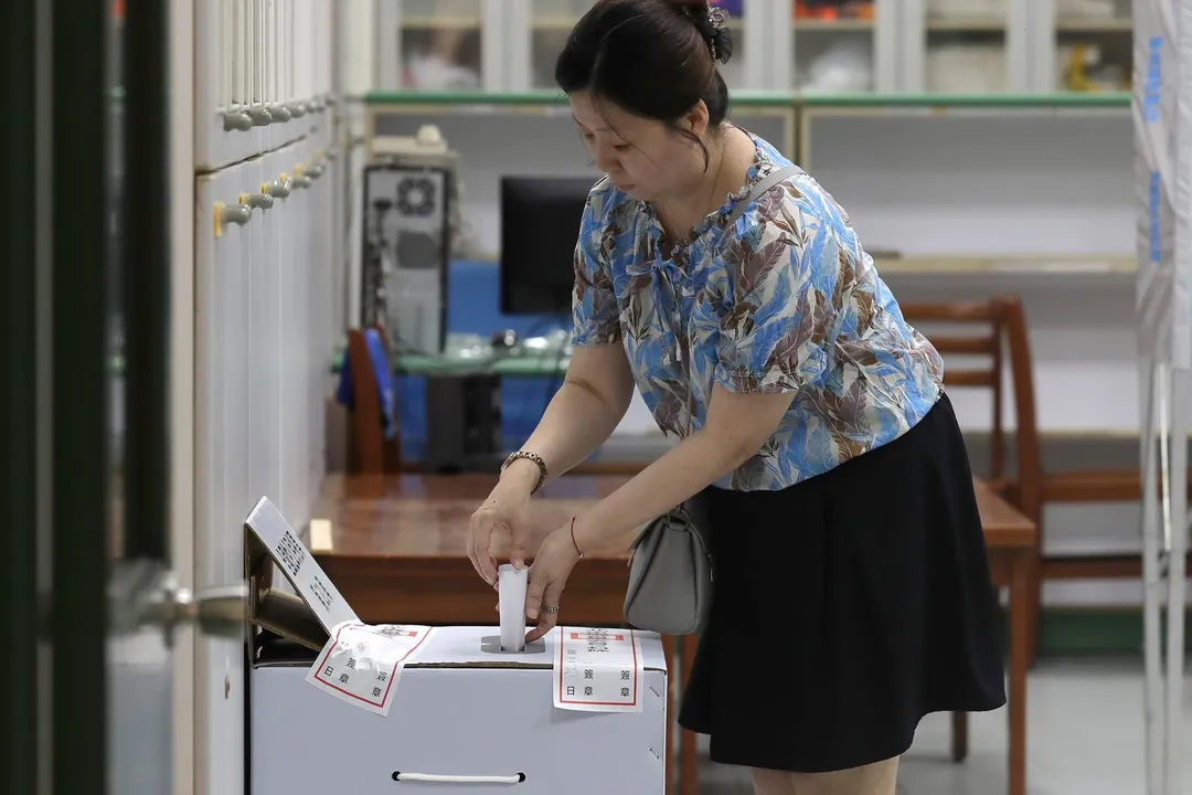 8月23日，一名女子在台北的投票所進行投票。（圖／美聯社）
