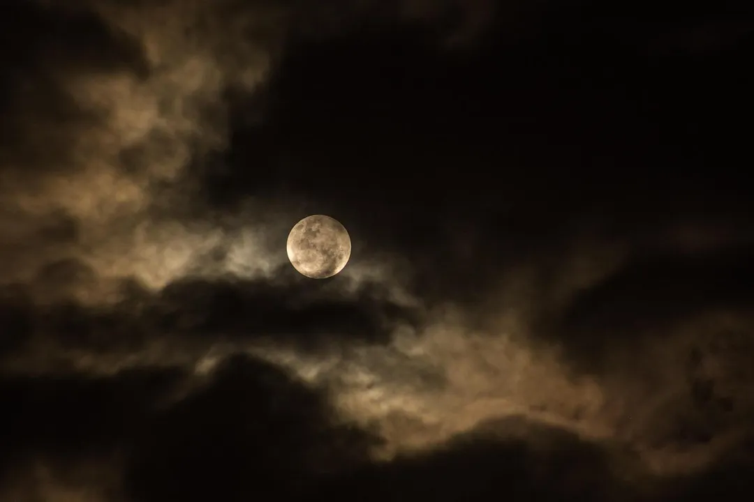 一名網友分享騎車夜遊撞鬼故事。（示意圖／翻攝自pixabay）