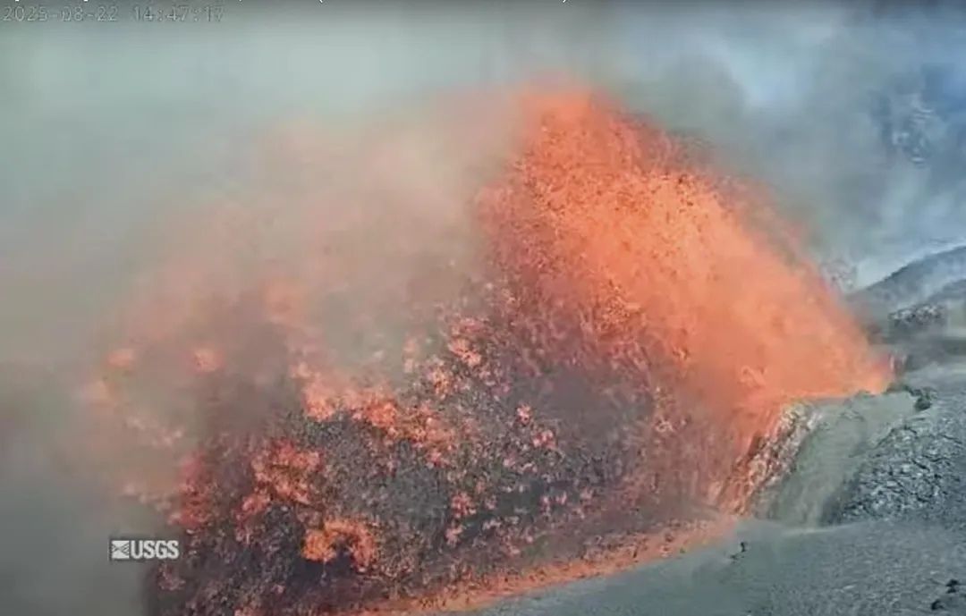 8月22日，夏威夷火山國家公園的幾勞亞火山噴發熔岩。（圖／美聯社）