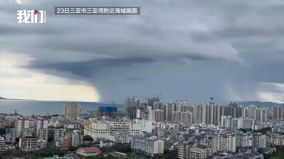 三亞網友拍到颱風「劍魚」登陸前巨大雲層壓境。(圖/翻攝我們視頻)