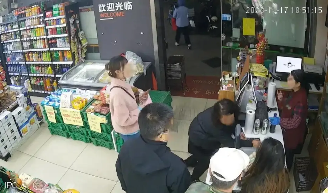 劉女退貨找不到購物收據與便利店員起爭執。（圖／翻攝光明網）