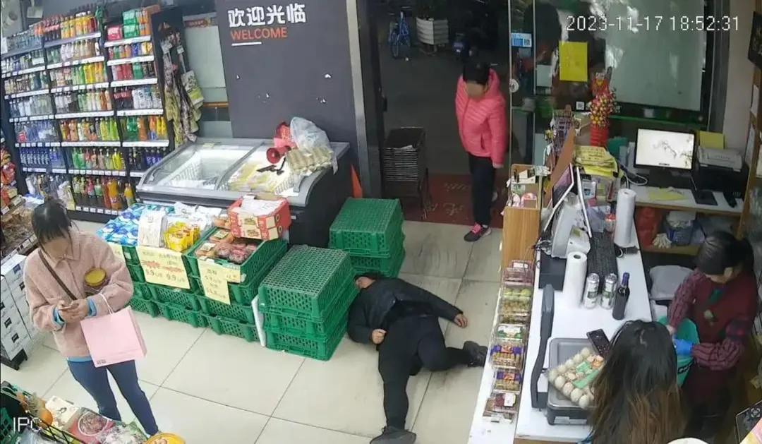 劉女倒地不起，家屬送醫隔日不治。（圖／翻攝光明網）