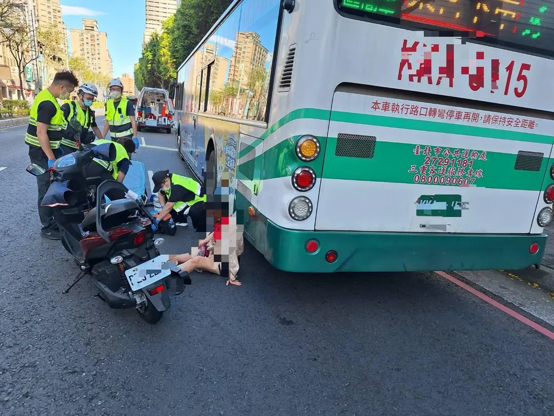 新北市板橋區民族路今（24）日下午16時許發生一起公車擦撞機車事故。（圖/警方提供，下同）