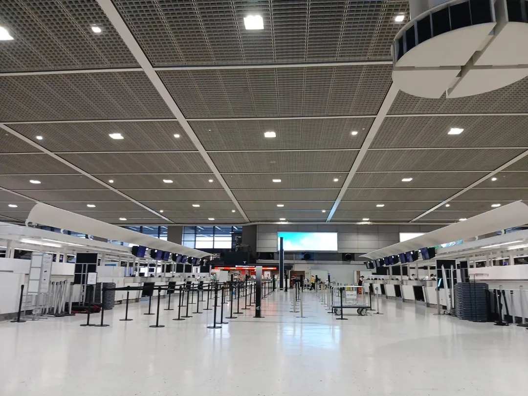 成田國際機場警察署統計，截至17日為止，機場已保管約70個遺棄行李箱，2024年累計約700件，2025年迄今已逾400件。圖為成田機場第二航廈。（示意圖／許元馨攝）