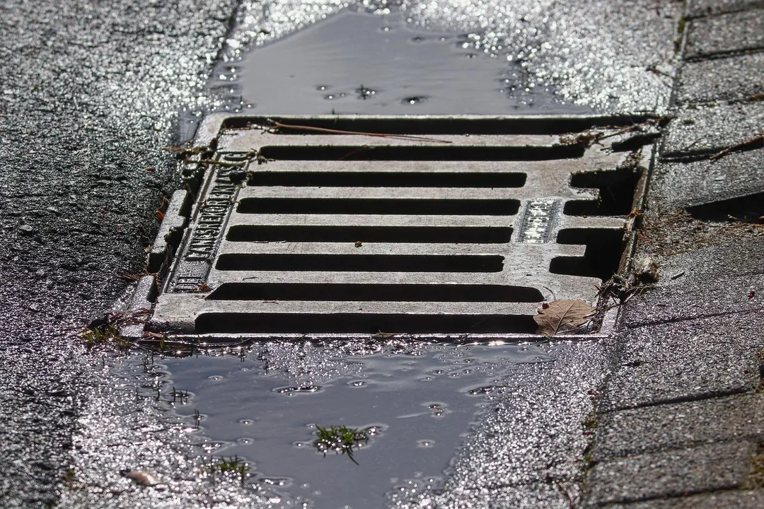 台北市警方表示，水溝蓋基本上屬於道路範圍，除非位於私人土地上，否則不得停車。（示意圖／翻攝自pixabay）
