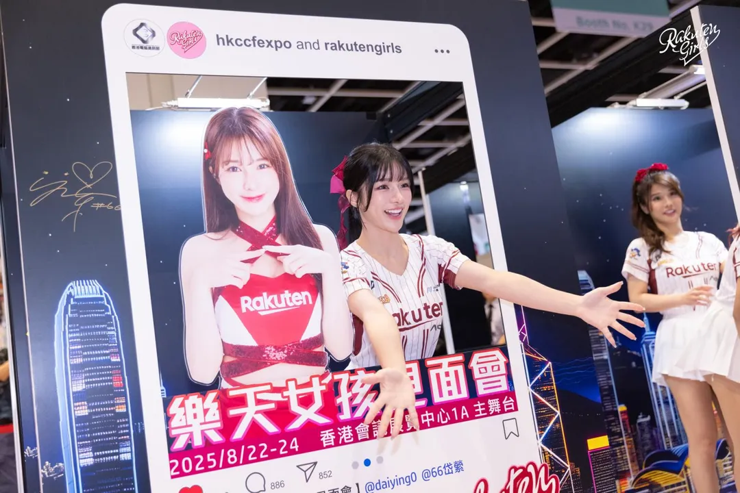 岱縈和自己立牌合影。（圖／樂天女孩提供）