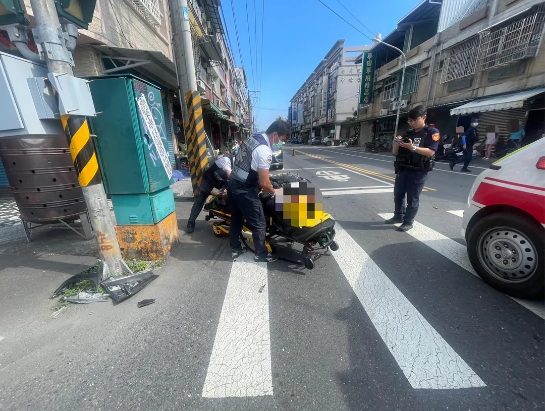 高雄黎姓男子25日騎車至仁武區，疑因沒注意車前狀況導致自撞電桿受傷。（圖／翻攝畫面）