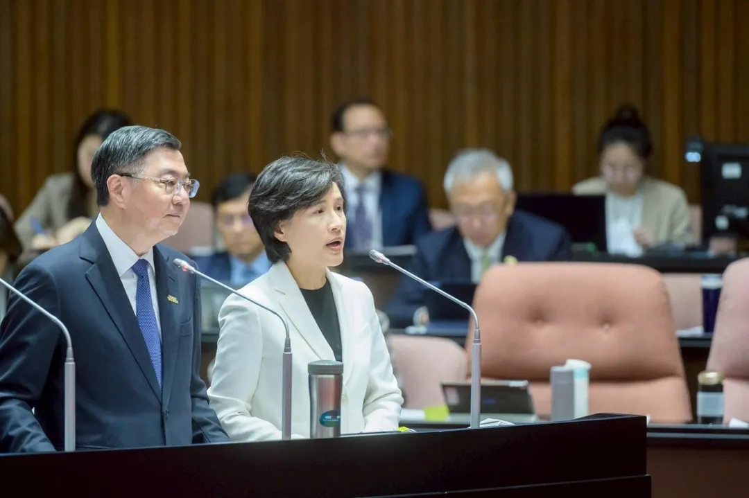 卓榮泰(圖左)、鄭麗君。(圖/傅崐萁辦公室提供)