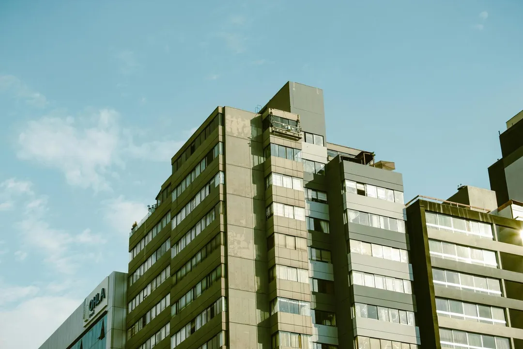 原PO發現有些建案一層的戶數「居然破十戶以上」,讓他感到驚訝。(示意圖/pexels)