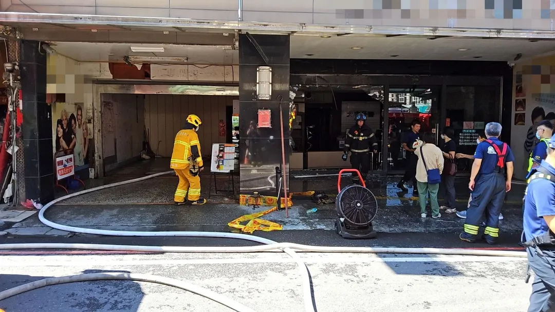 嘉義民雄中樂街1處鐵皮加蓋建物25日清晨發生火警，現場多處燒到燻黑。（圖／翻攝畫面）