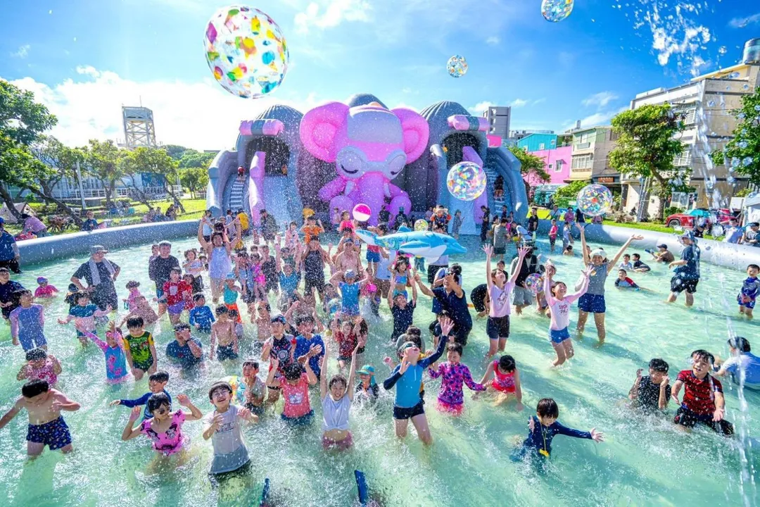 高雄市大樹區舊鐵橋濕地公園草皮區將在8月底舉行「大樹水樂園」，邀請大小朋友度過最涼快的暑假尾聲。（圖／高雄市觀光局提供）