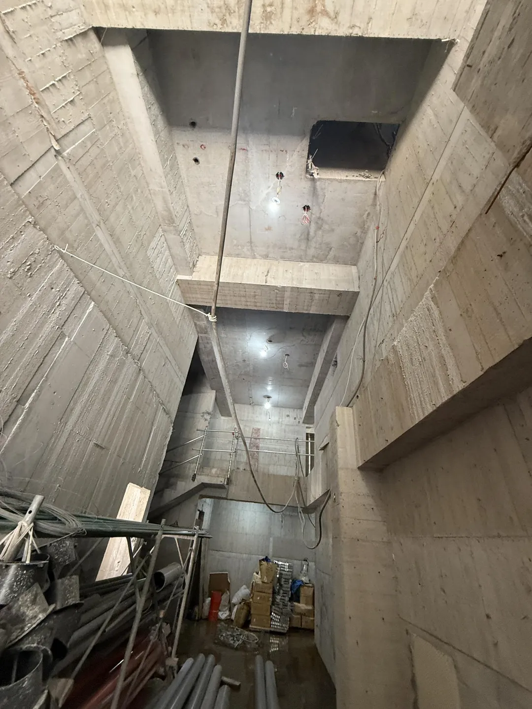 新北市中和區景平路一處工地大樓今（25）日上午發生工安意外，一名22歲越南籍范姓工人從10樓墜落，所幸被電纜線纏住未墜地。（圖/警方提供）