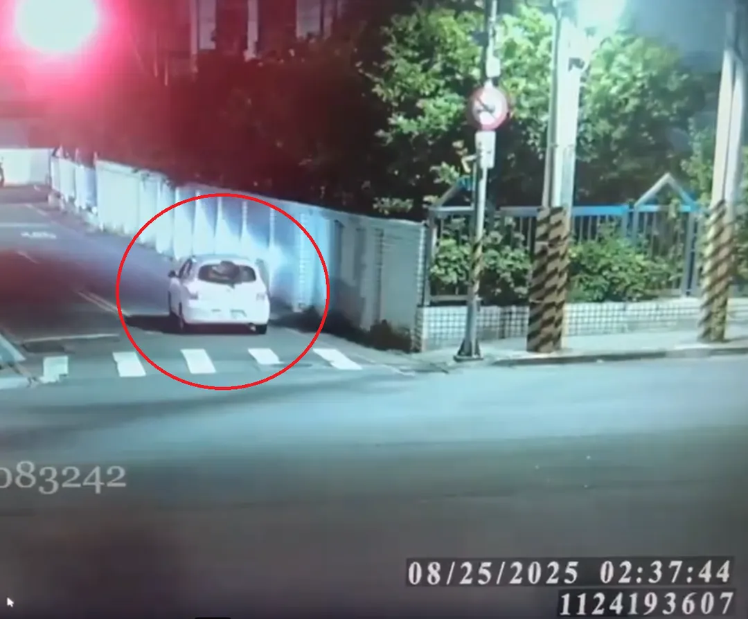 巷口監視器拍到陳男在事發前駕車進入巷子。(圖/翻攝畫面)
