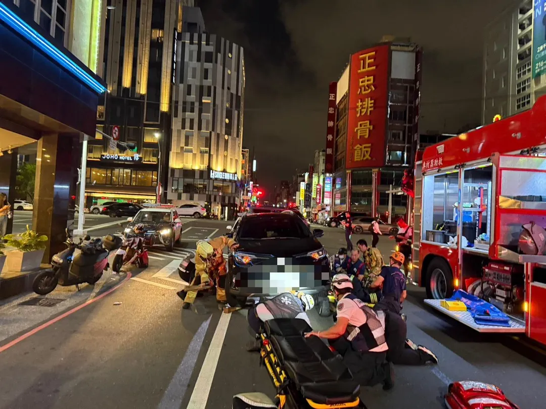 高雄市中山一路與八德路口今日晚間發生嚴重車禍，一名路人不明原因倒在慢車道上遭自小客車輾壓。（圖/警方提供，下同）