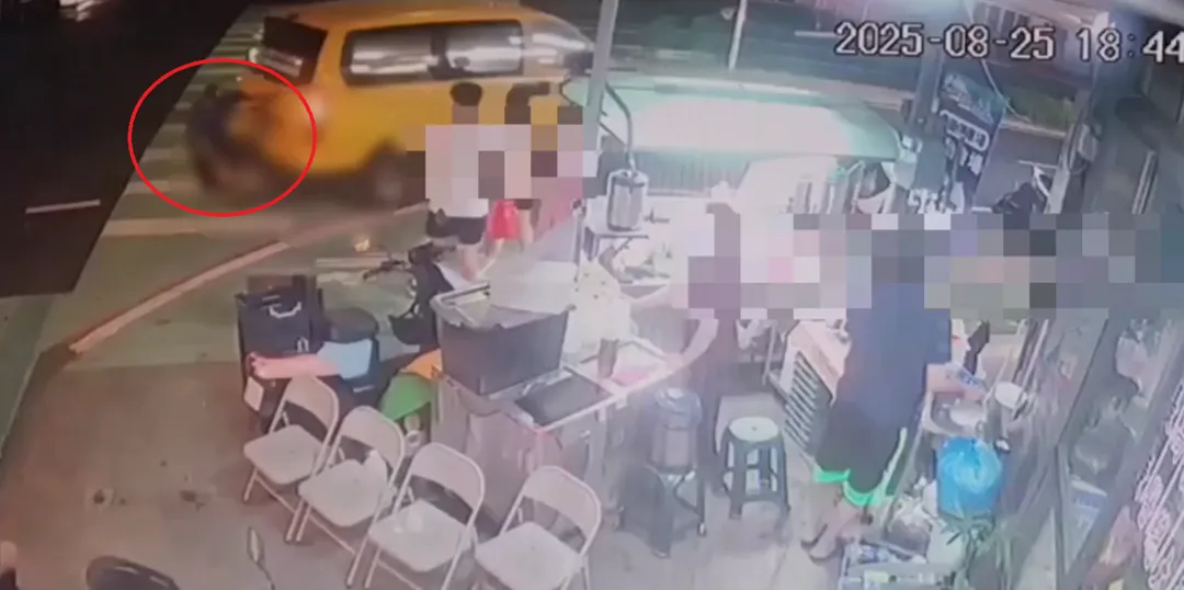 王男當下試圖將車攔停，卻遭車子撞倒並卡在底盤。（圖／警方提供）