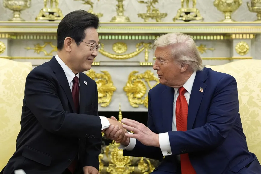 川普與李在明在橢圓形辦公室握手。（圖／美聯社）