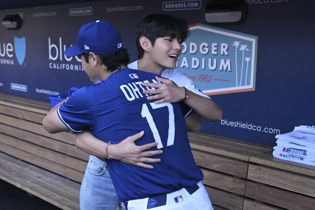 BTS成員V與大谷相擁。（圖／美聯社）