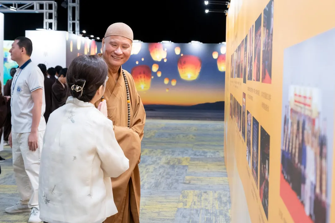 策展人陳筱君老師與悟道師父共同觀展。（圖／華藏淨宗弘化基金會提供）