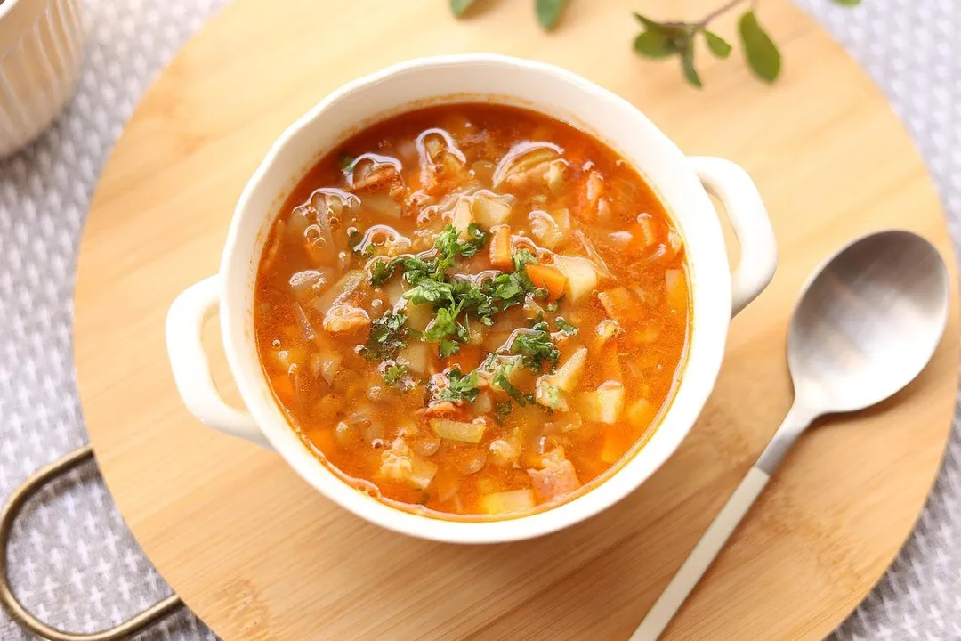 「哈佛蔬菜湯」是用高麗菜、洋蔥、紅蘿蔔及南瓜四種食材料理而成。（示意圖／Pixabay）