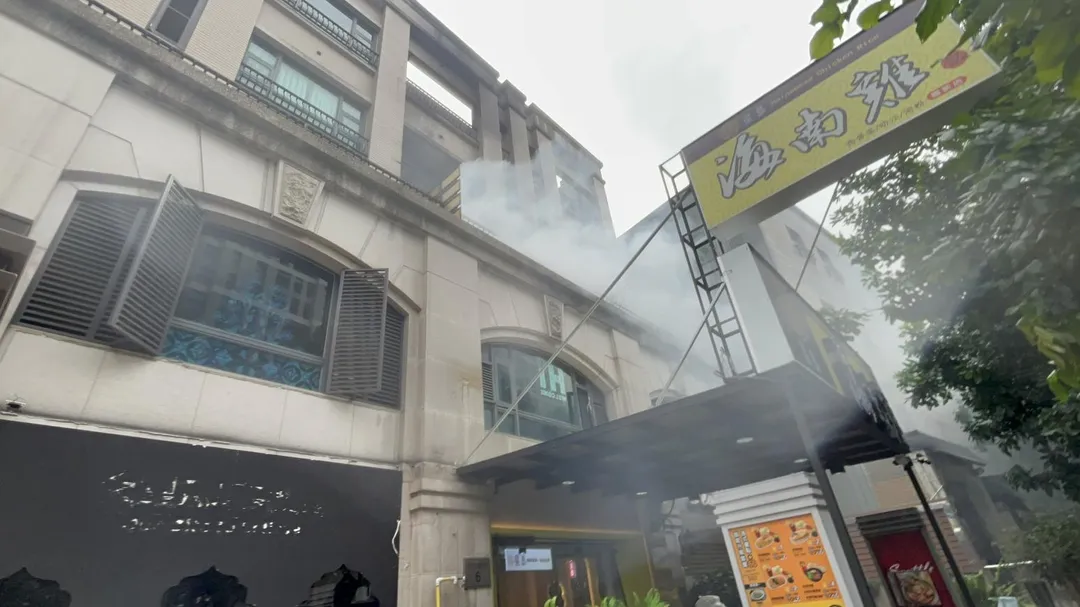 新竹市東區一處海南雞餐廳今（26）日傳出火警。（圖／中天新聞）