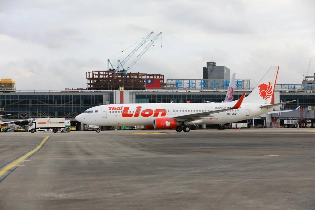 轉降松山機場的泰國獅子航空B737客機。(圖/截自松山機場臉書)