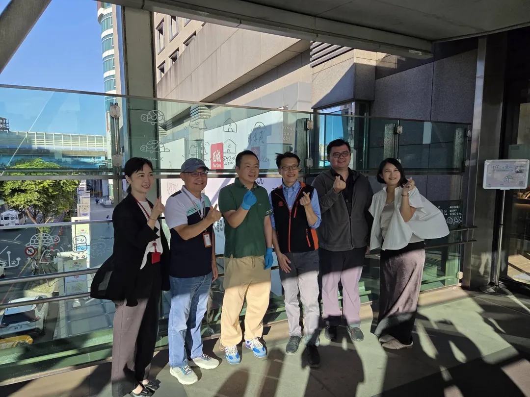 桃園市文化局邱正生局長（左2）與日本知名藝術家大石曉規（Akinori Oishi）(左3)、環球購物中心桃園A8、林口長庚醫院、亞朔開發股份有限公司代表合影，共同為【微笑，來自龜山】特展暖身彩繪活動揭開序幕。（圖／桃園市政府藝文設施管理中心）