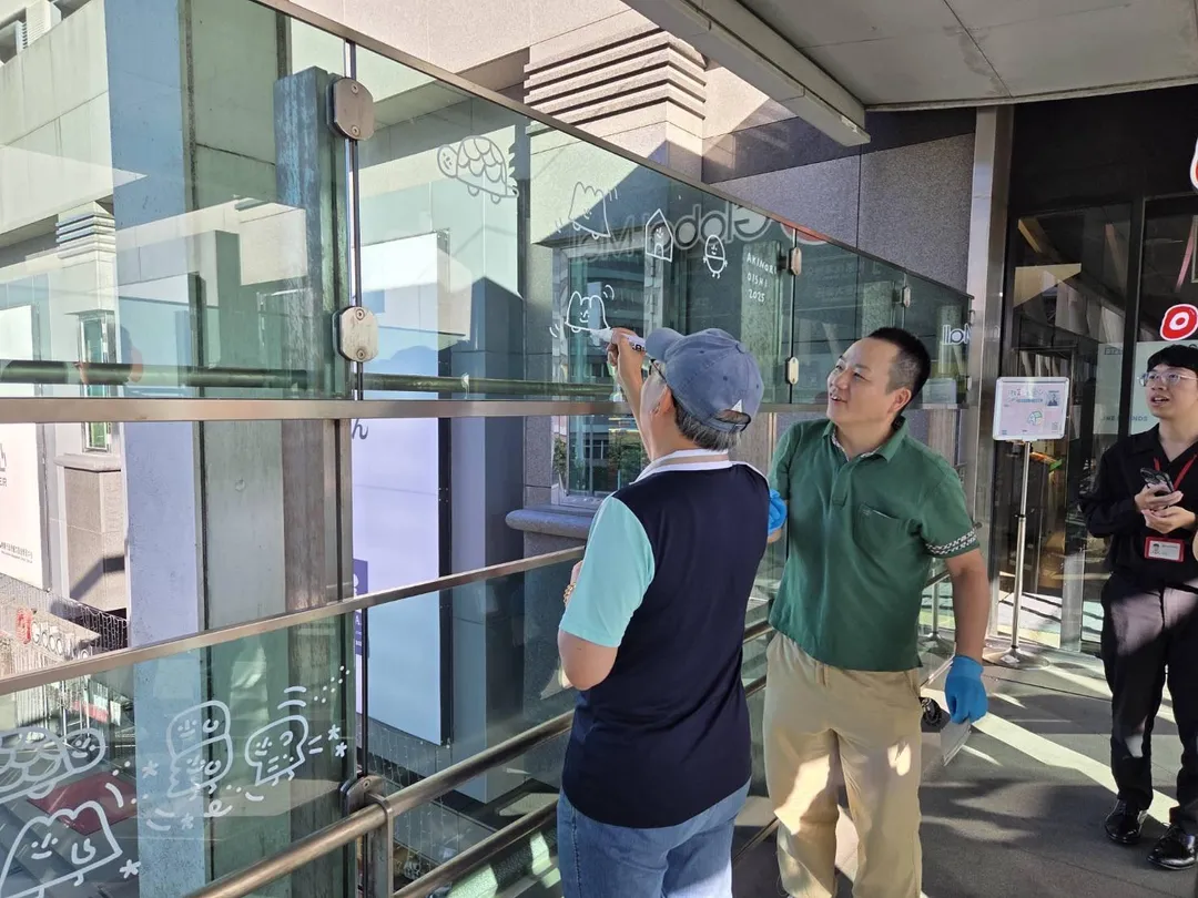 文化局局長邱正生（左）與藝術家大石曉規(右)一同在長庚空橋揮灑創意，透過現場聯合彩繪，展現「文化ESG」精神與在地共創能量。（圖／桃園市政府藝文設施管理中心）