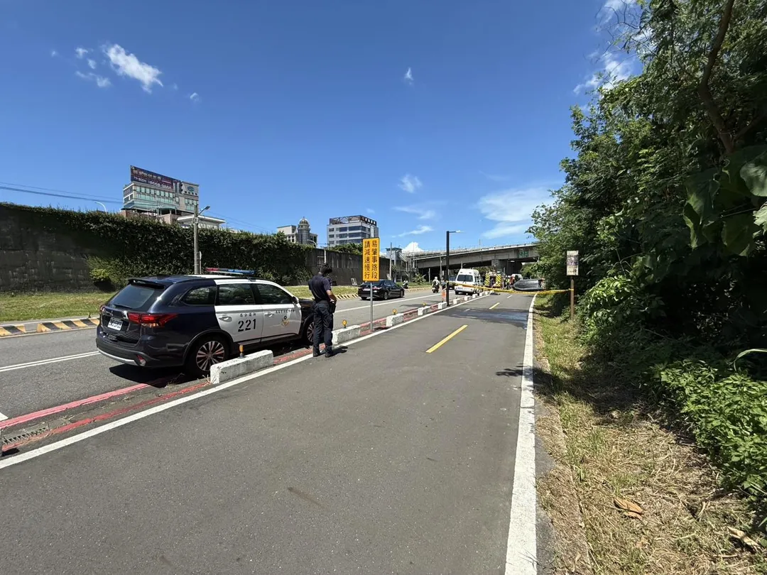 新北市新莊區大漢橋墩今（26）日中午發生浮屍案件，警消獲報後隨即打撈上岸，但因長期浸泡水中，部分骨骼已缺失，身分難以辨認。（圖/警方提供，下同）
