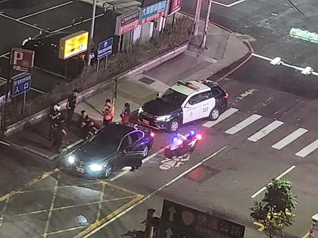 平鎮區有民眾目擊警方圍堵謝嫌與鍾嫌車輛當下狀況。（圖／翻攝自Facebook@爆料公社公開版）