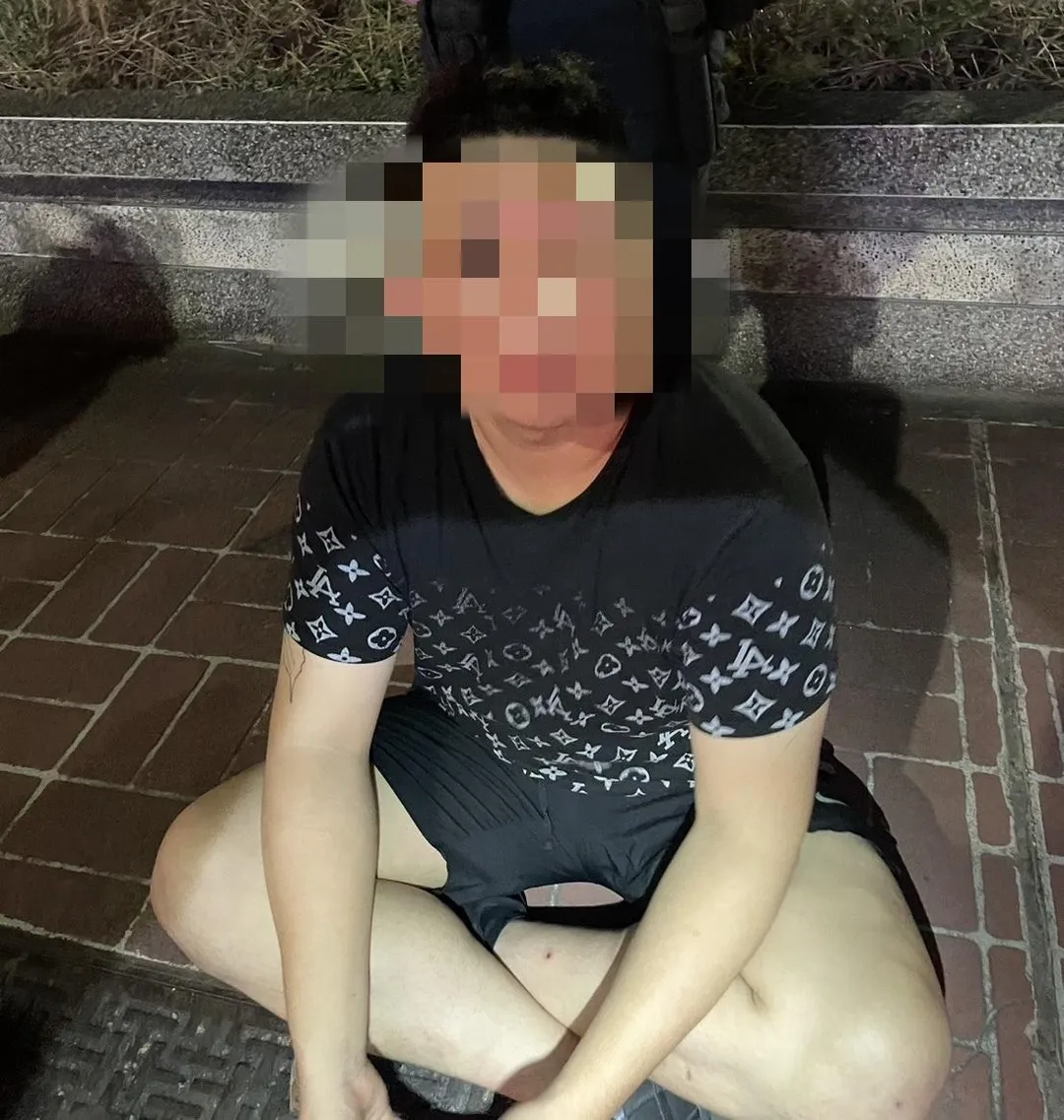 同夥的29歲鍾姓男子被攔後坐在路邊。（圖／翻攝畫面）