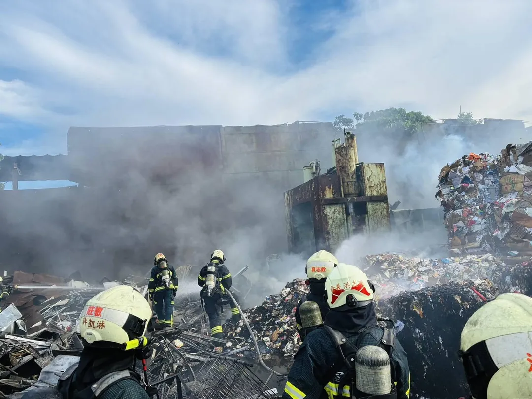松山區資源回收場內空地堆積的回收物起火，火勢已撲滅。（圖／翻攝畫面）