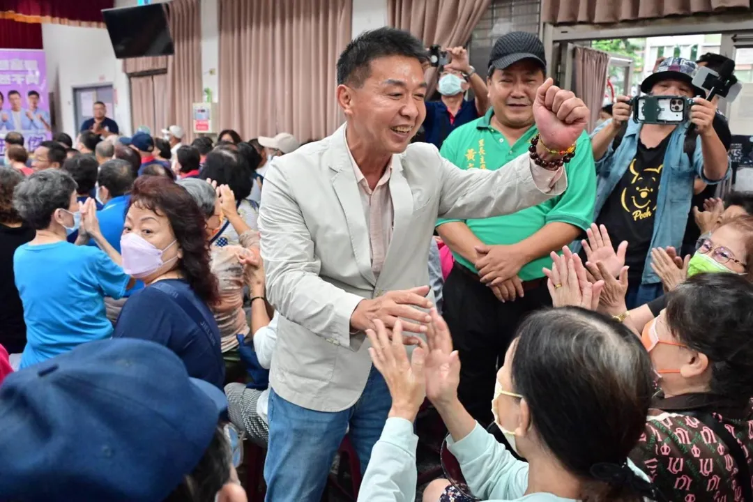 民進黨立委許智傑也被點名與月世界垃圾山主謀李有財的關係。(取自許智傑臉書)