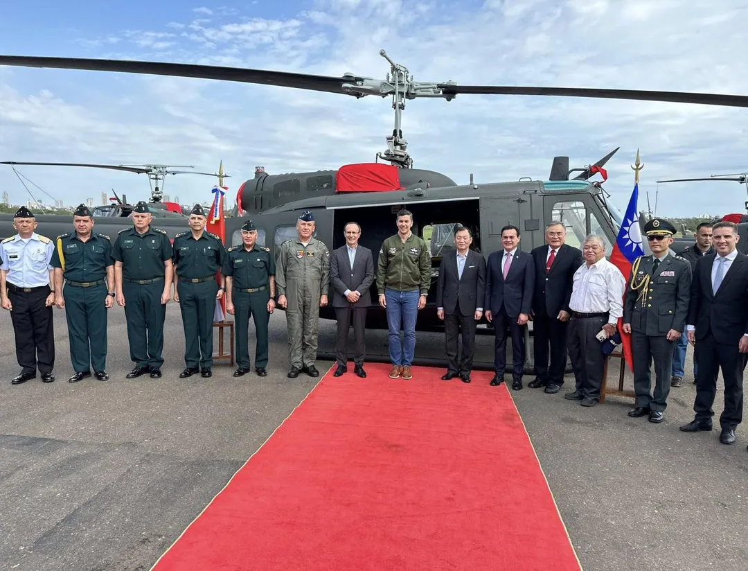 巴拉圭UH-1H直升機援贈交接典禮。(圖/截自駐巴拉圭大使館臉書)