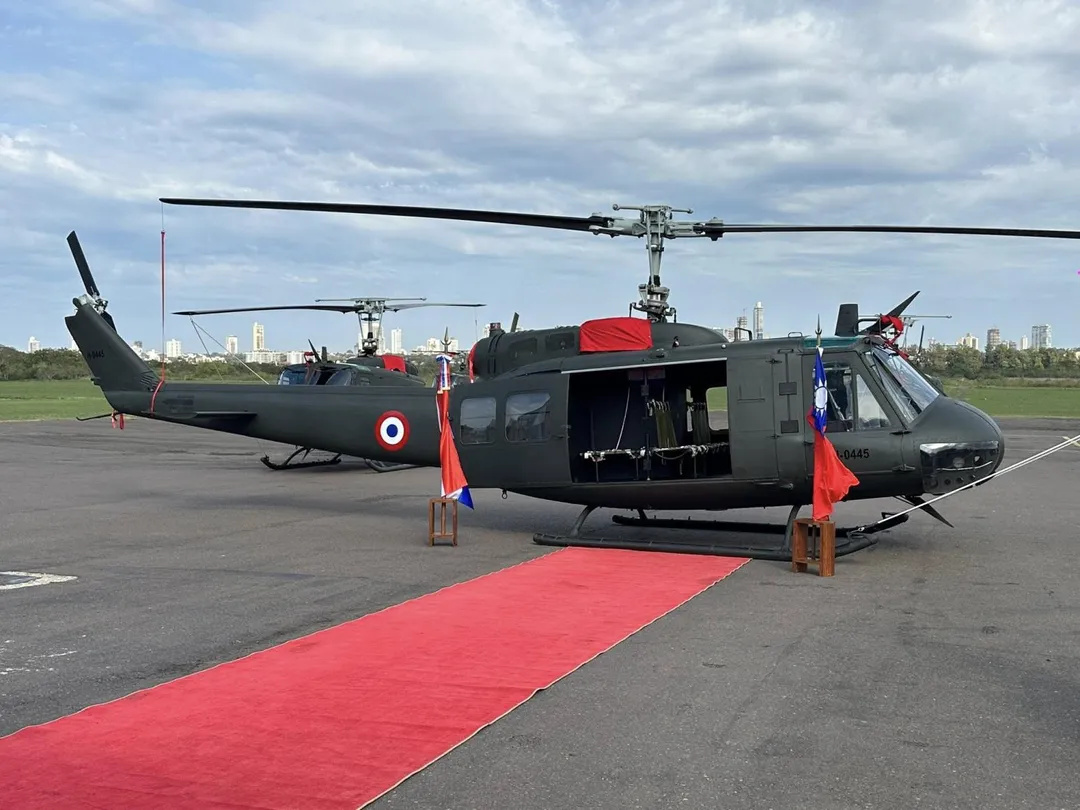 援贈巴拉圭的陸軍除役UH-1H，機尾漆有巴拉圭徽誌。(圖/截自駐巴拉圭大使館臉書)