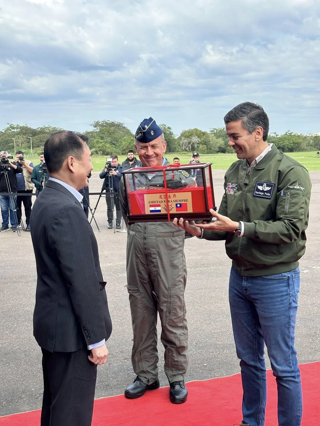 致贈巴拉圭總統(圖右)UH-1H直升機模型。(圖/截自駐巴拉圭大使館臉書)