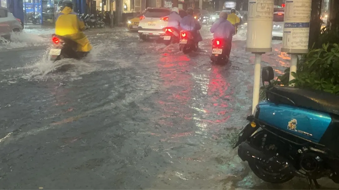 高雄市鳳山區26日傍晚強降雨導致路面積水，用路人通過掀起浪花。（圖／翻攝自Facebook@高雄市議員李雅靜）