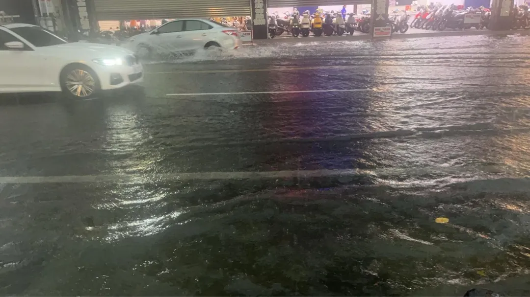 鳳山區路口積水頗深。（圖／翻攝自Facebook@高雄市議員李雅靜）