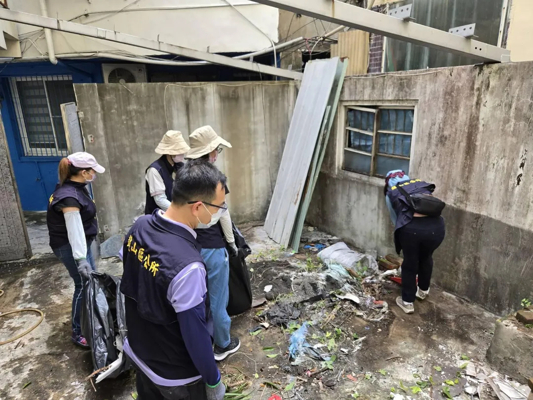 高雄市衛生局和鼓山區公所隨即到現場進行環境清消。（圖／高雄市衛生局）