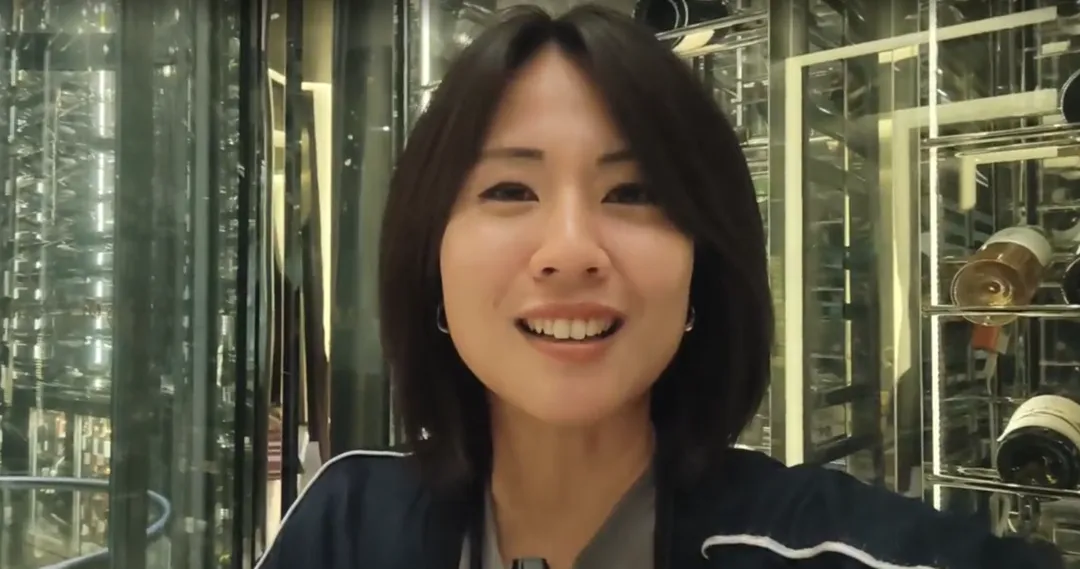 中天小姐姐也來到了國貿大酒店的80層樓，雖然樓層較高，但是北京國貿的電梯速度非常快，一下就到達目的地。（圖/中天新聞）