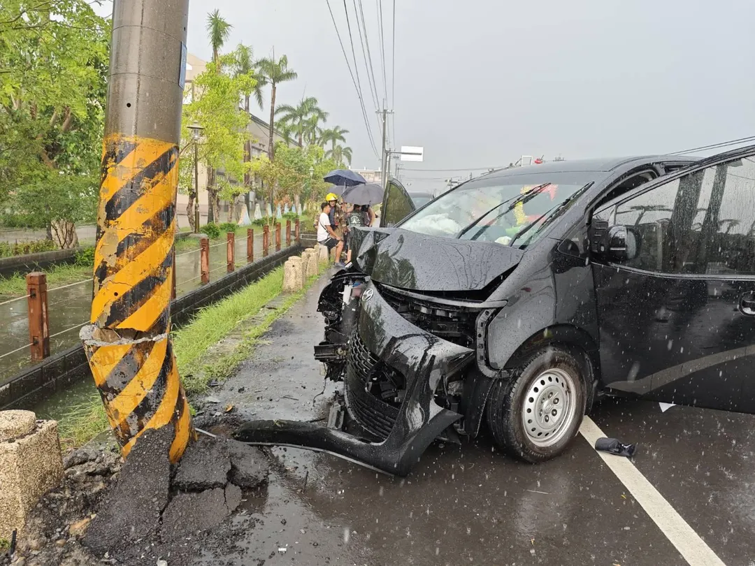 台南柳營國中附近26日下午發生廂型車自撞車禍,車頭嚴重破損凹陷。(圖/翻攝畫面)