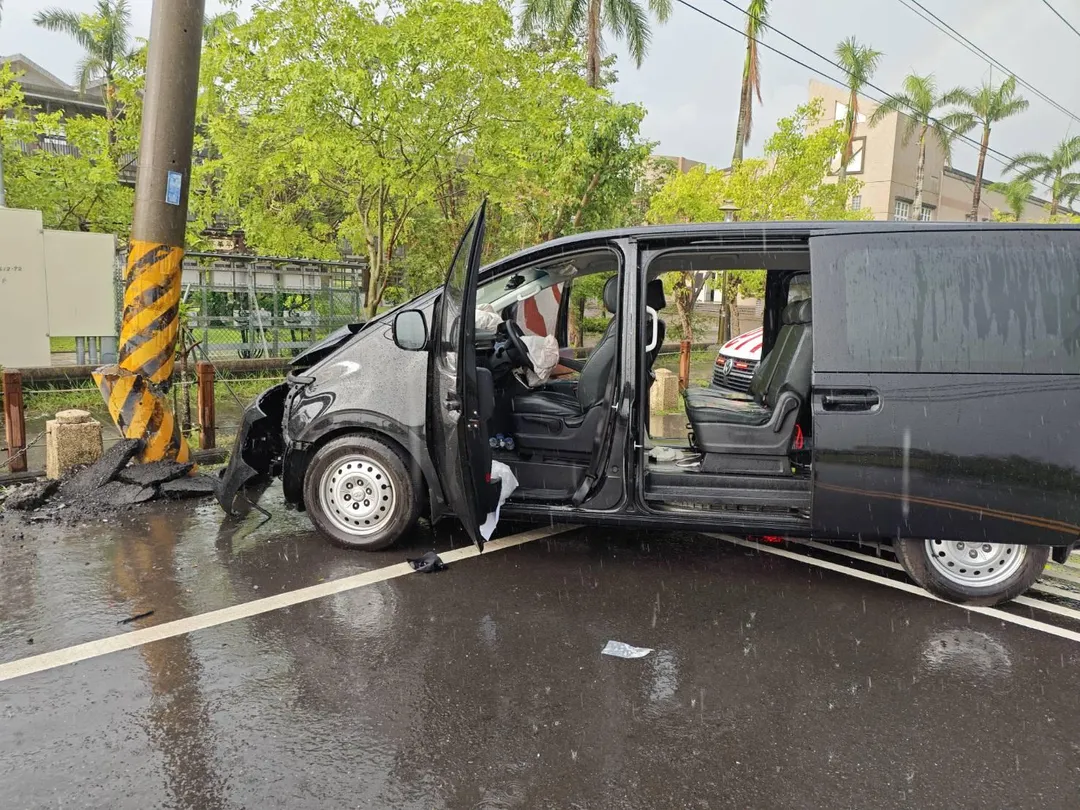 車上5人受傷送醫,所幸眾人還能正常對話。(圖/翻攝畫面)