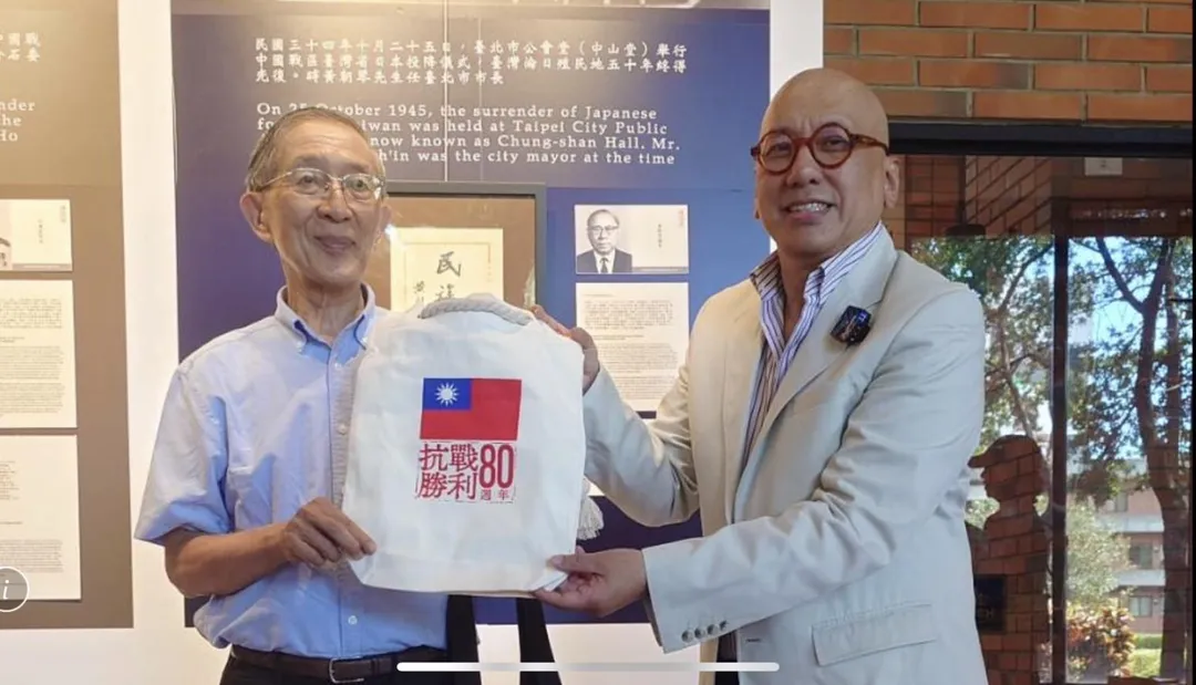 宋緒康執行長贈送紀念品給林永樂會長。(圖/主辦單位提供)
