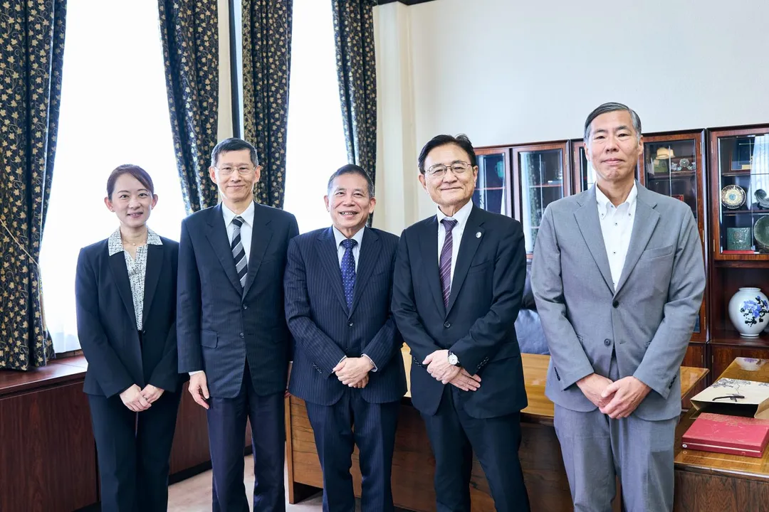 國發會劉鏡清主任委員(左三)與京都大學湊長博校長(右二)會談後合影。（圖／國發會提供）