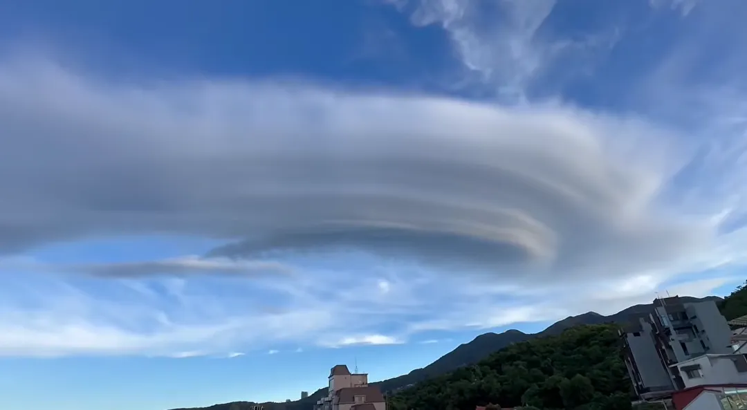台北市天空出現罕見莢狀雲。（圖／翻攝自鄭明典臉書）